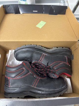 Zapatos de seguridad negros y rojos