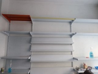 Estanterías de pared metálicas completas.