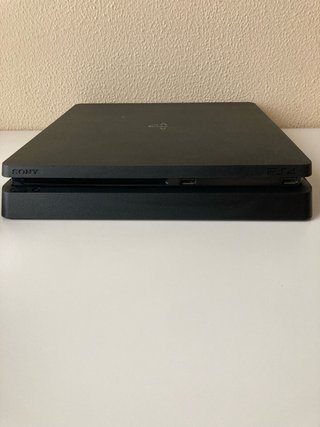 PS4 Slim 500GB + 2 Controles 1 NUEVO
