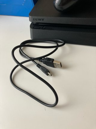 PS4 Slim 500GB + 2 Controles 1 NUEVO