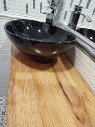 Lavabo de ceramica negro con grifo alto de cascada