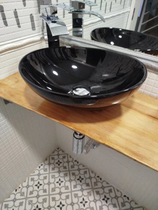 Lavabo de ceramica negro con grifo alto de cascada