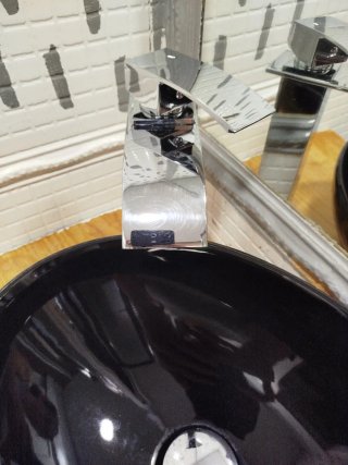 Lavabo de ceramica negro con grifo alto de cascada