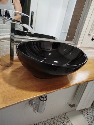 Lavabo de ceramica negro con grifo alto de cascada