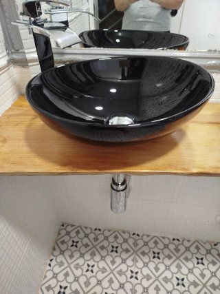 Lavabo de ceramica negro con grifo alto de cascada