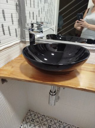 Lavabo de ceramica negro con grifo alto de cascada