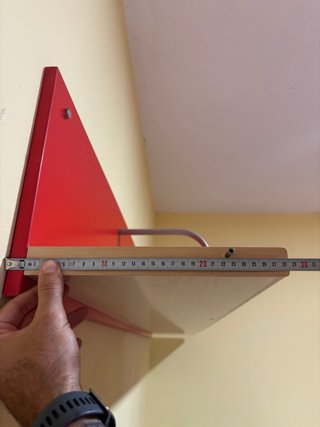 Estantería roja con soportes metálicos