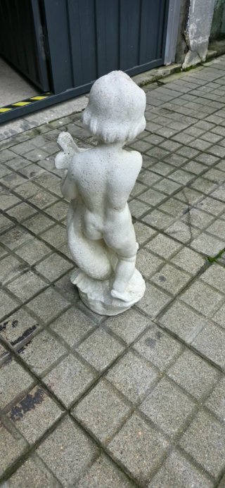 Fuente de piedra niño con pez