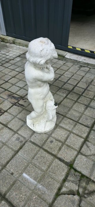 Fuente de piedra niño con pez