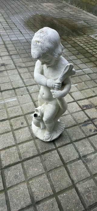 Fuente de piedra niño con pez
