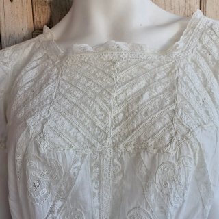 Blusa Eduardina algodón batista  Encaje Valenienne