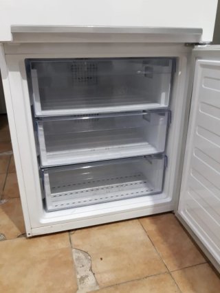 Nevera marca BEKO altura 1:89 c