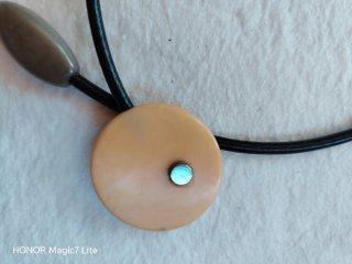 Collar cuero y piedras beige/gris