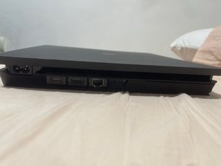 Consola PS4 Slim Negra 900 GB de espacio sin mando