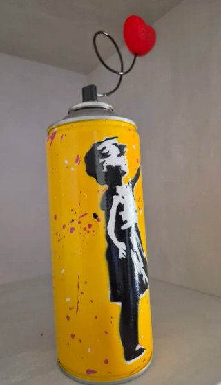 Scultura spray con cuore rosso