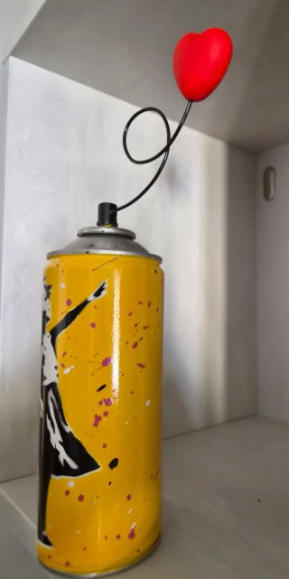 Scultura spray con cuore rosso