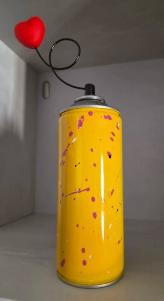 Scultura spray con cuore rosso