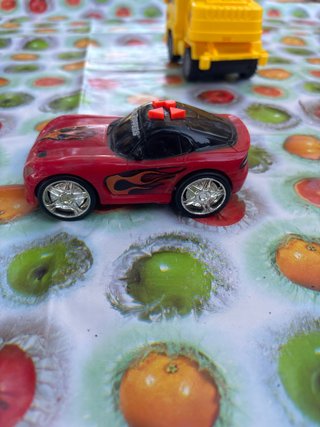 Coche de juguete rojo pequeño
