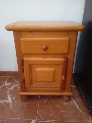 Mesita de noche provenzal de madera pino