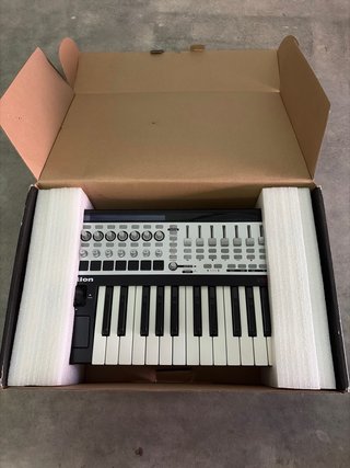 Teclado controlador Novation 25SL MKII