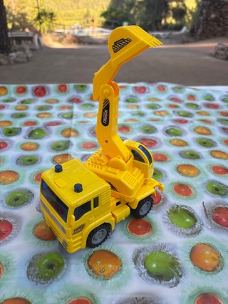 Camión grúa de juguete amarillo