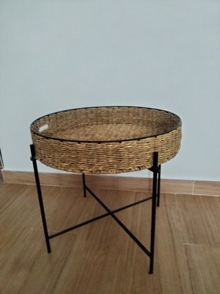 Mesa auxiliar redonda mimbre y metal