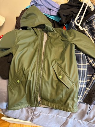 Chubasquero verde con capucha 7-8 años