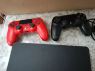 PS4 Slim Roja + 2 Mandos