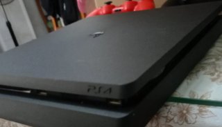 PS4 Slim Roja + 2 Mandos