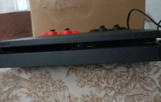 PS4 Slim Roja + 2 Mandos
