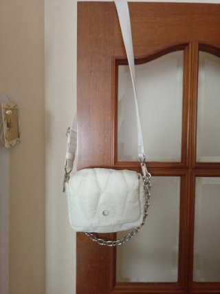 Bolso blanco acolchado con cadena