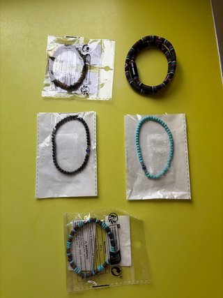 Pulseras de cuentas marrones y turquesas