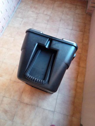 Baúl de plástico negro
