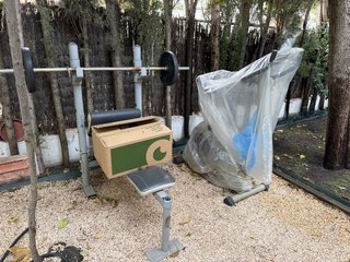 Banco de pesas y bicicleta estática