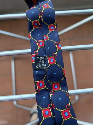 Cravatta blu e rossa con fantasia geometrica