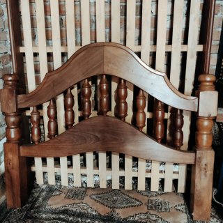 Conjunto de cama y 2 mesillas de madera
