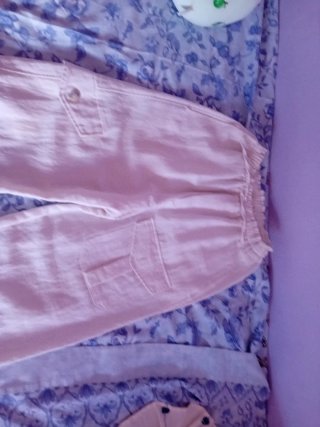 Pantalón cargo beige con bolsillos