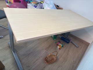 Mesa de escritorio de madera color beige