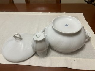 Sopera y lechera de porcelana