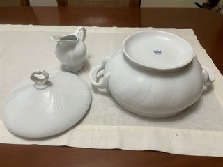 Sopera y lechera de porcelana