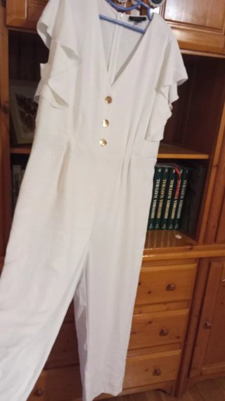 Mono blanco con volantes