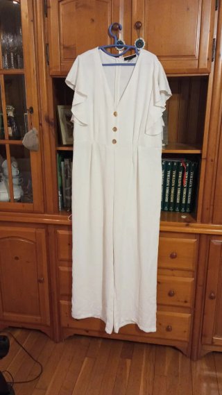Mono blanco con volantes