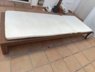 Tumbona reclinable ratán con cojín beige