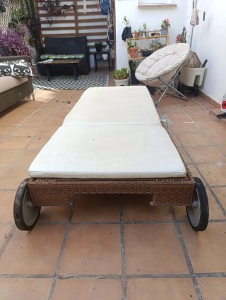 Tumbona reclinable ratán con cojín beige