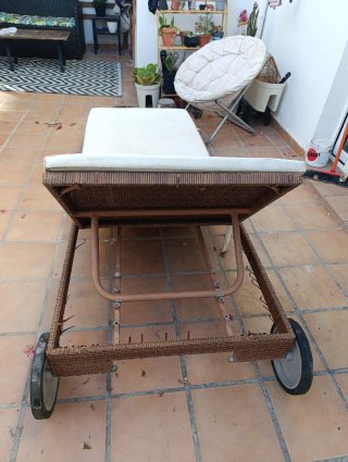 Tumbona reclinable ratán con cojín beige