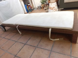 Tumbona reclinable ratán con cojín beige