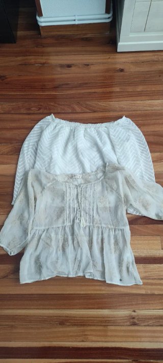 Blusas mujer beige y blancas
