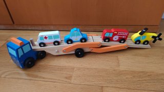 Camión Transportador de Madera con Vehículos