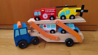 Camión Transportador de Madera con Vehículos