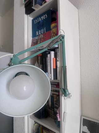 2 Estanterías IKEA Blancas + Lámpara Verde
